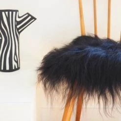 Maison Thuret Housses De Chaises Et Galettes De Chaises Galette De Chaise En Peau De Mouton Islandais Noir 37 X 37 Cm 5 Maison Thuret Housses De Chaises Et Galettes De Chaises Galette De Chaise En Peau De Mouton Islandais Noir 37 X 37 Cm -Housses de canapé Soldes galette de chaise en peau de mouton islandais noir 37 x 37 cm 1